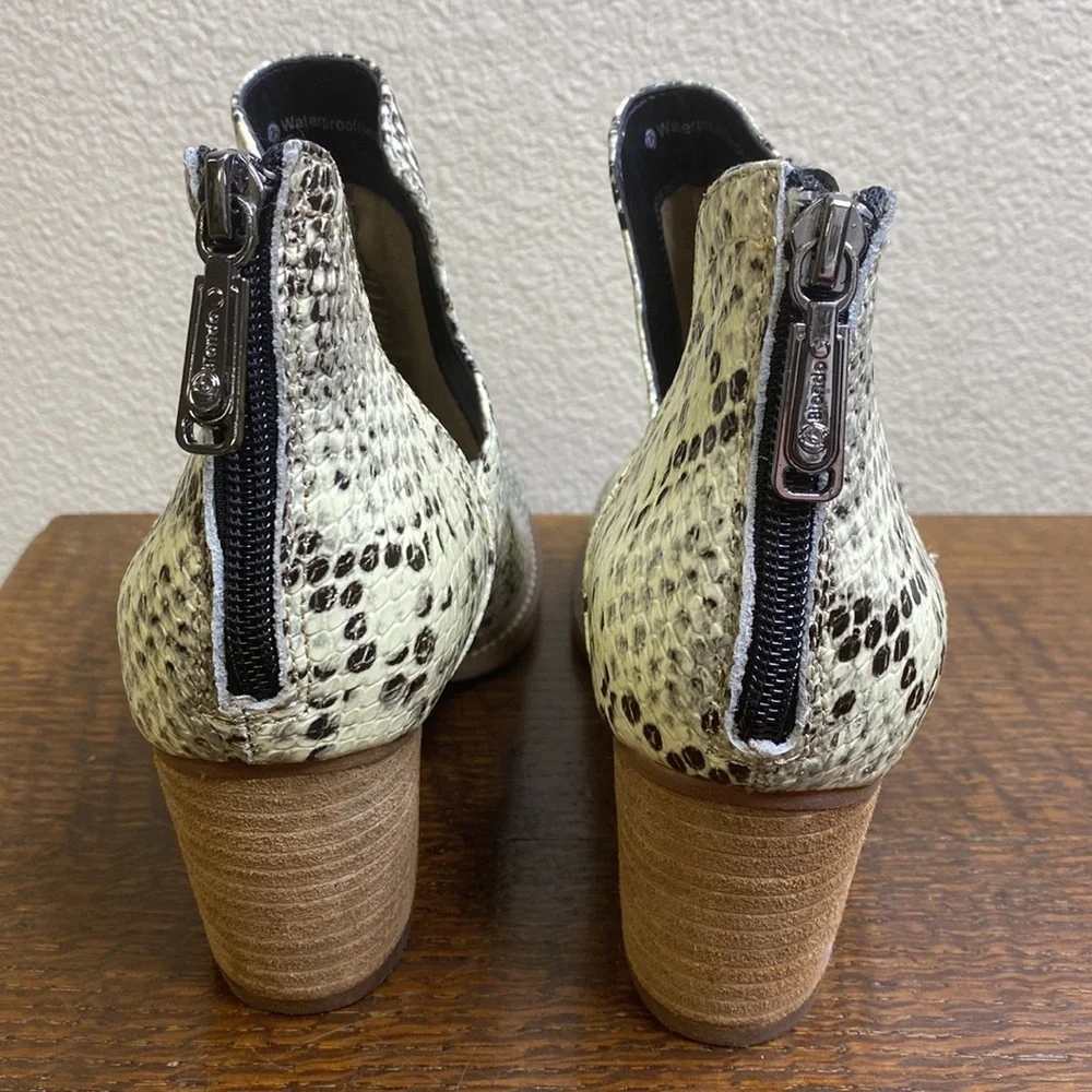 Blondo Waterproof Booties Snakeskin Print NWOT Size 7.5